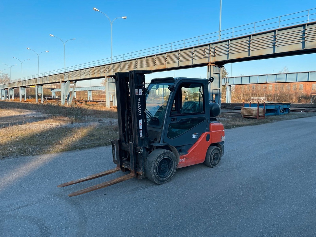 Toyota 3,5t Triplex 4300mm hub. 2017 Gas Gabelstapler