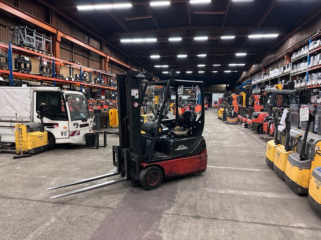 Linde E14 Triplex 4470mm hub Elektro Gabelstapler 1,4t 